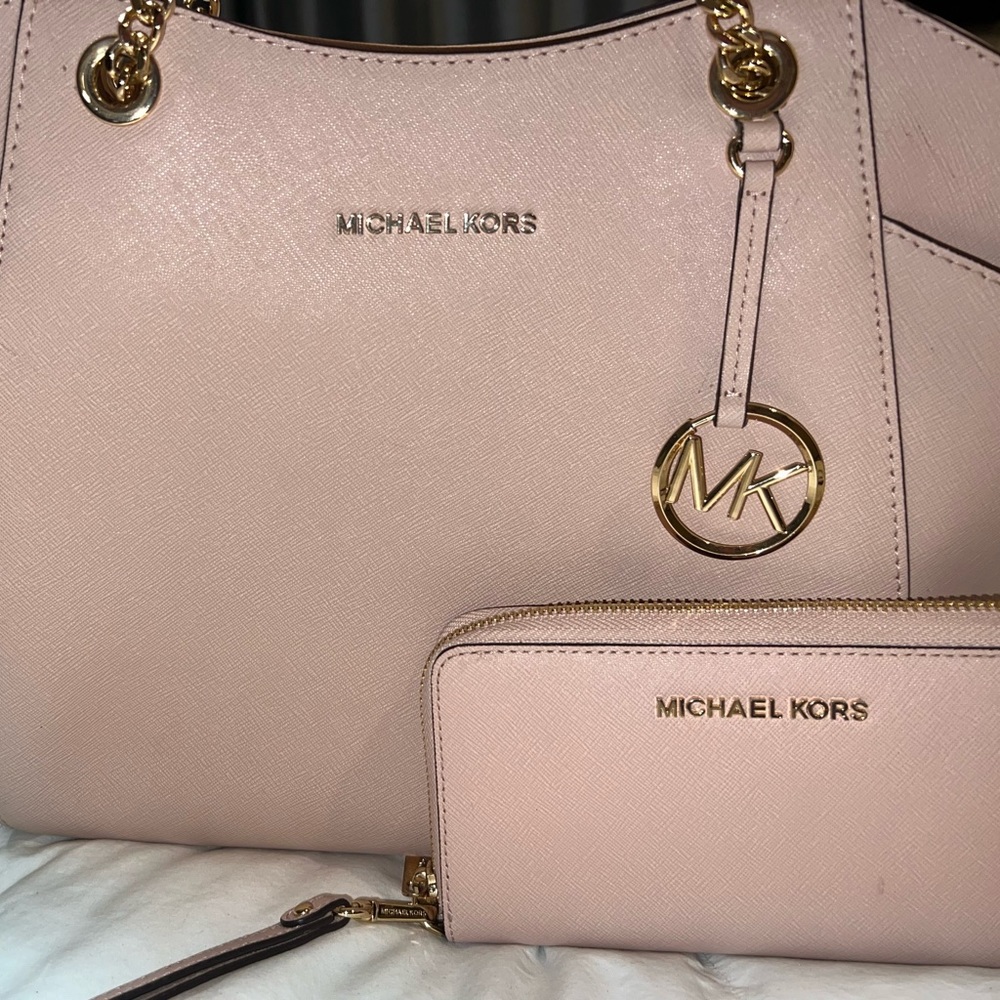 LIGHTLY USED
NO STAINS
SMOKE FREE

PICK UP/MEET ONLY
NO SHIPPING!